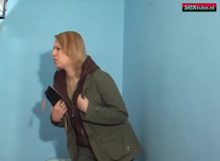 Blonde vind een glory hole best geil