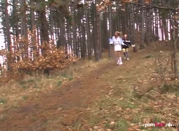 Een kis op de tieten van haar vriendin maakt de meisjes geil!