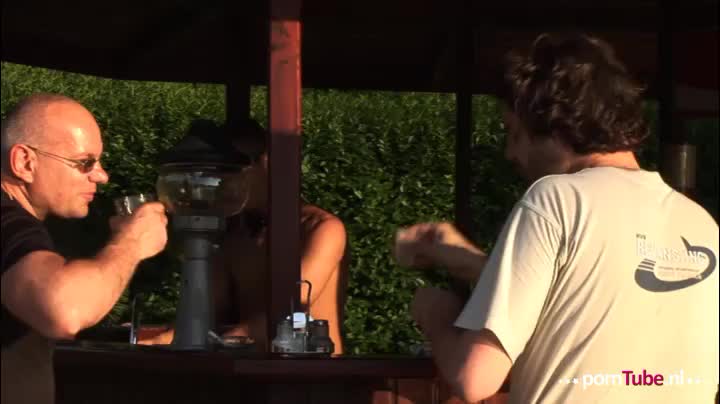 Milf krijgt verrassende cocktail