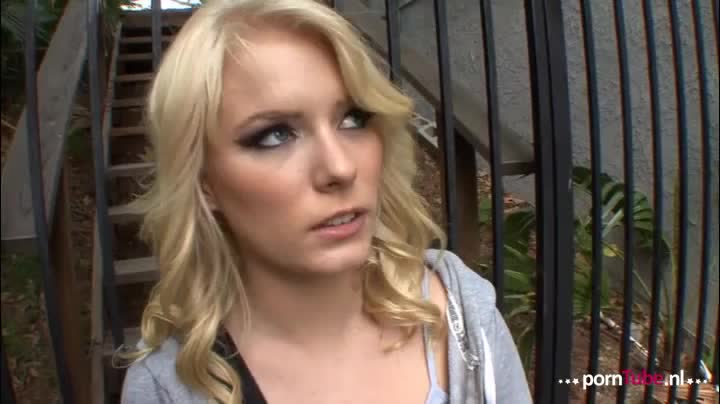 Gina heeft een groot probleem. Ze geld schuldig en besluit om haar beste vriendin te stelen.