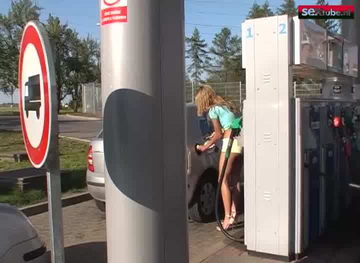 Sexy slet geneukt door een glory hole