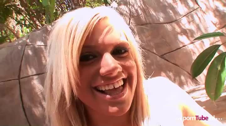 Blond en sexy slet krijgt een goede fuck van Mike