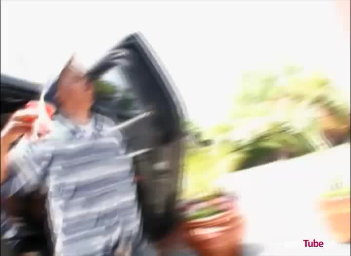 Meisjes van heinde en verre komen om de pool party!