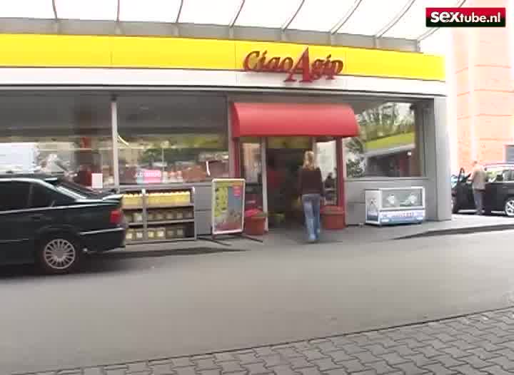 Slet (18+) neukt een pik door een glory hole