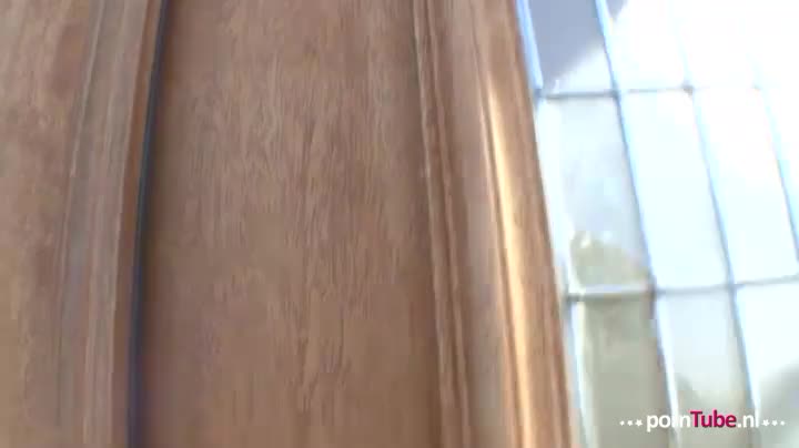 Zijn speelgoed is vastgebonden in de gang