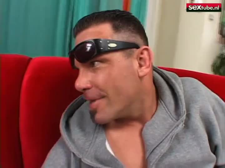 Donkerbruine mannequin vindt een trio best geil