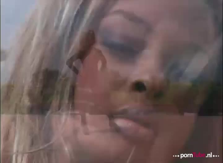 Als een kat kruipt ze naar hem toe