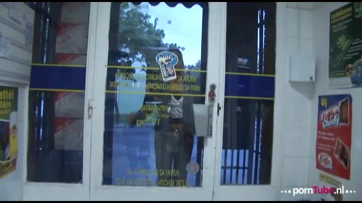 Milf geneukte over de toonbank