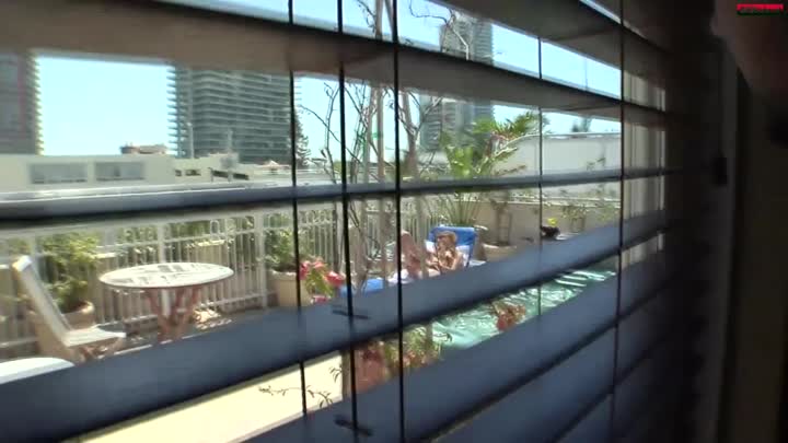 Brunette is al gevangen terug wachten op zijn dak op een goed neuken