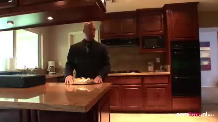 Zijn secretaresse helpt hem om dat werk te onthouden alleen is niet gezond!