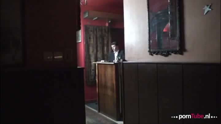 In een gay bar wacht Bjorn een aangename verrassing toen hij naar het toilet gaat.