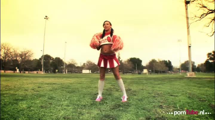 Cheerleader geneukt hard in haar strakke kut in verschillende posities!