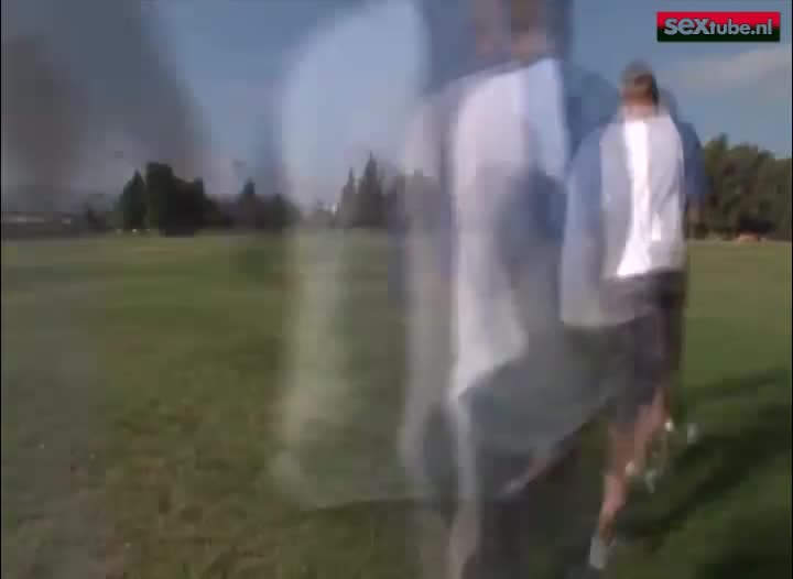 Na de opleiding van de cheerleader wil een gangbang met het hele team