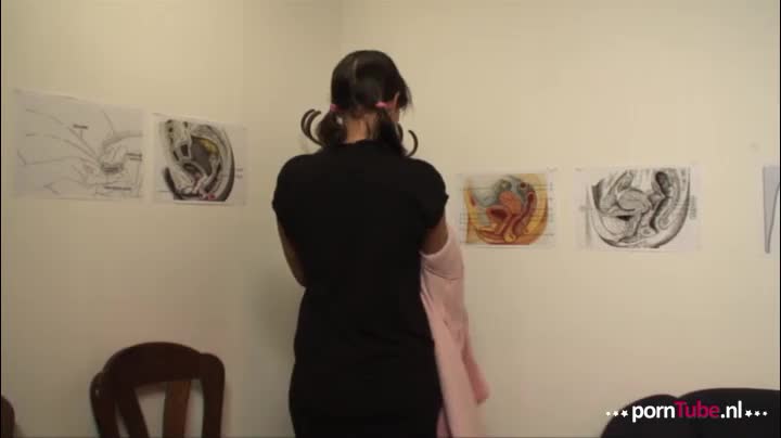 Dokter Bob laat zijn verpleegster spuiten in de behandelkamer