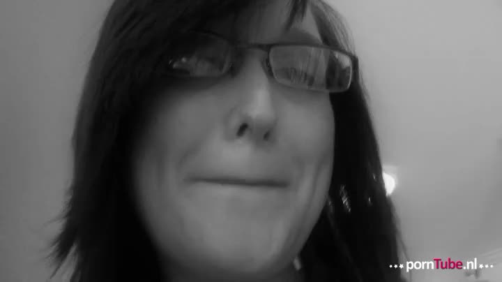 Het sletje geilt wanneer haar kutje wordt gelikt en heerlijk fingered.