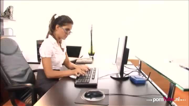 Boss ergert zich met zijn secretaresse