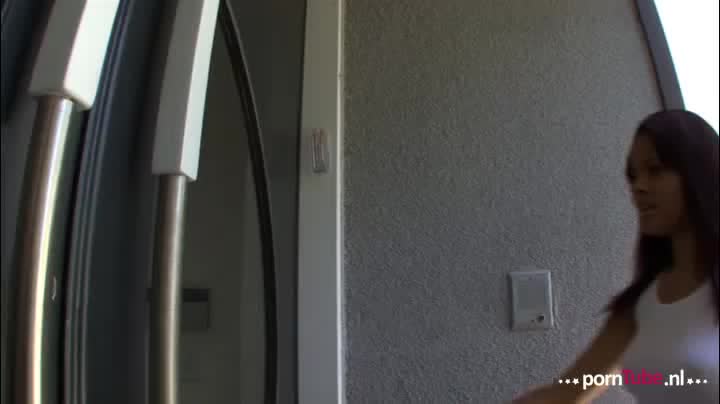 Hij huurt de student Brandy als zijn permanente escort slet op commando