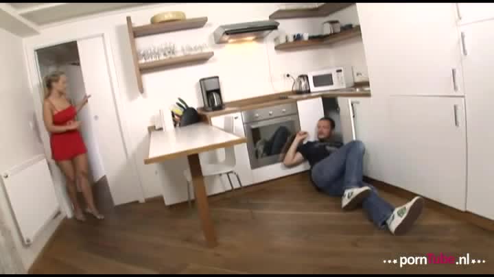 De getrouwde huisvrouw grijpt haar kans wanneer de knappe loodgieter werkt onder de gootsslet