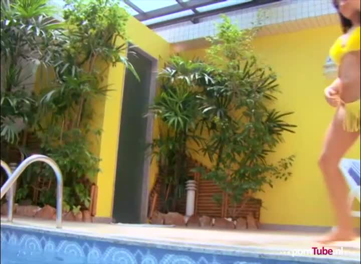 Likte bij het zwembad