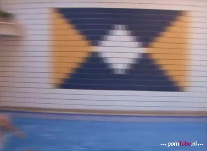 Hij trekt haar bikini slipje aan de kant