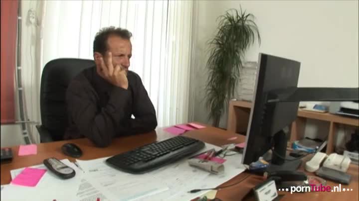 Secretaris blijkt porno actrice te worden