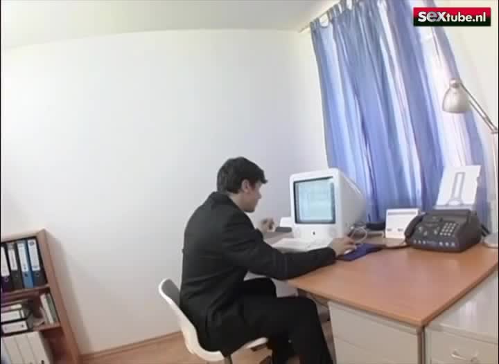 Secretaresse helpt haar baas een hand met aftrekken