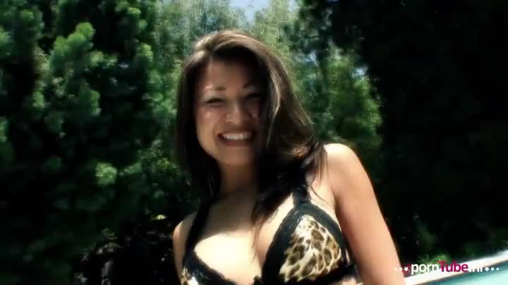 Hottie geneukt door donkere pik