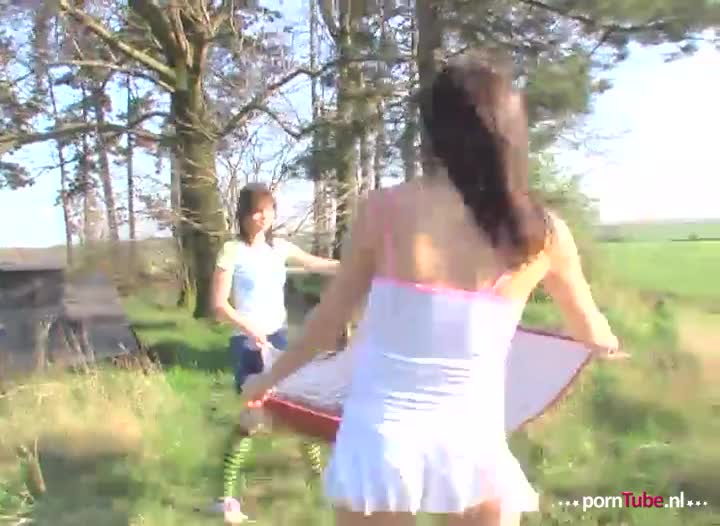 De meisjes spelen buiten met seksspeeltjes