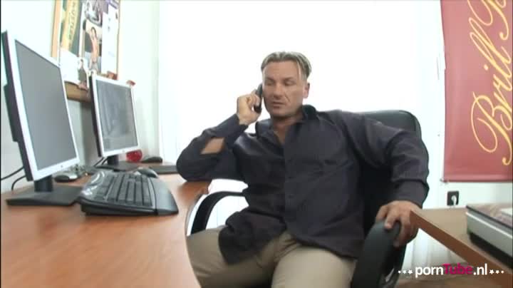 Mauro vraagt ​​Thomas om te zeggen dat het contract wordt geannuleerd. Tenzij …. Thomas stuurt zijn mooie secretaresse