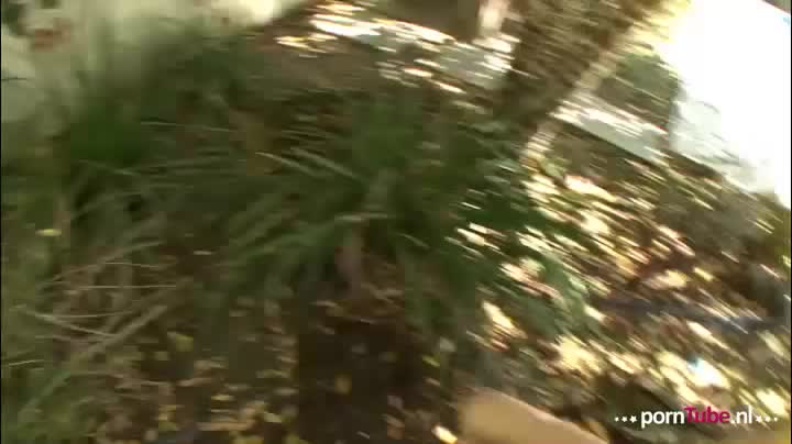 Mike ziet het spijbelen Zoey in het park en neemt haar mee naar huis voor een pak slaag